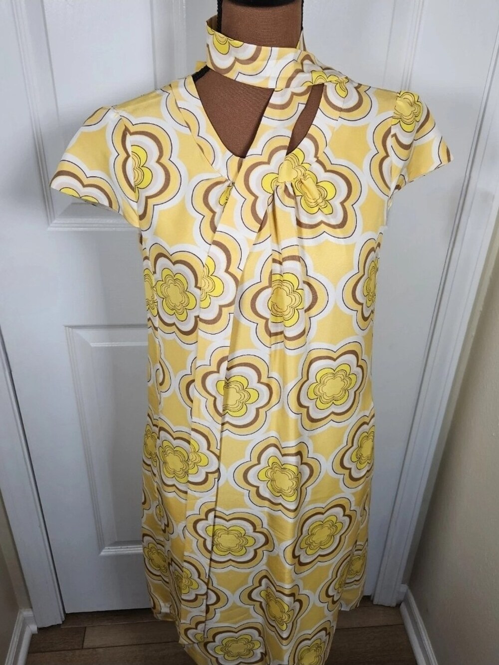 Kate Spade Silk Shift Dress Mod Floral Print Yellow Brown Keyhole Neck Size 6